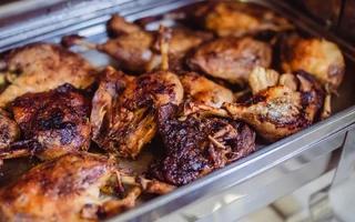 800 g Tatarský biftek s topinkami a česnekem ( 4-6 os.)